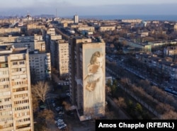 A Mariupol központját átszelő Proszpekt Mira (Béke sugárút) egyik lakóházán lévő falfestmény