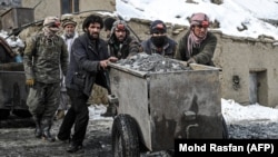کارگران معدن زمرد در افغانستان 