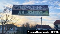 Transparent "Ne rudniku, da životu" u selu Gornje Nedeljice u kojem je "Rio Tinto" planirao da izgradi rudnik litijuma, da bi potom Vlada Srbije obustavila projekat u januaru 2022. godine posle ekoloških protesta, 27. januar 2022.