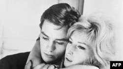 1962, Alain Delon și actrița italniană Monica Vitti, în filmul „Eclipsa”, regizat de Michelangelo Antonioni. 