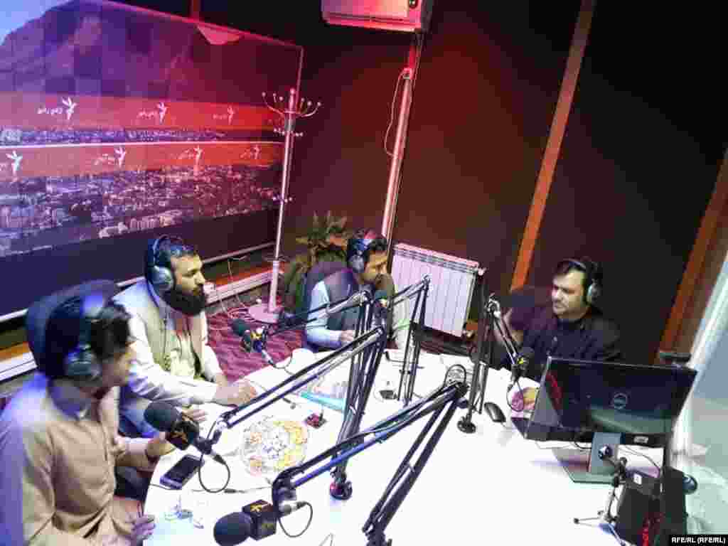 اکرام الله اکرام خبرنگار رادیو آزادی یک برنامه زنده را در استودیوی رادیو آزادی در کابل گردانندگی می&zwnj;کند