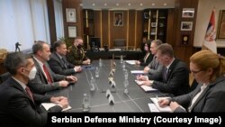 Gabriel Escobar, zamenik pomoćnika američkog sekretara, i Nebojša Stefanović, ministar odbrane Srbije tokom susreta u Beogradu, 4. februar 2022. 