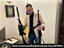 Ярослав показує гвинтівки MP38 та американський кольт