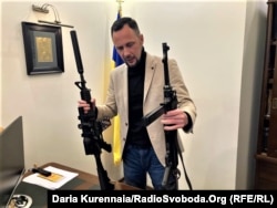 Yaroslav Yemelyanenko with two of his rifles.