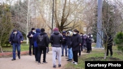 Сторонники арестованных 9 февраля крымских татар у суда в Симферополе