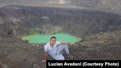 Lucian le recomandă celor care nu sunt obișnuiți să călătorească să ia experiența pas cu pas.