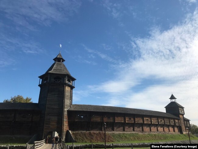 Відбудована Батуринська фортеця. Згідно з повідомленнями, неподалік Батурина відбувся один з боїв, коли російські війська в лютому 2022 року просувалися з північного сходу в напрямку Києва з початком агресії проти України