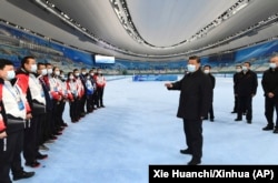 На этом снимке, опубликованном китайским информационным агентством Синьхуа, председатель КНР Си Цзиньпин инспектирует Национальный стадион для конькобежного спорта — место соревнований на зимних Олимпийских играх 2022 года. Пекин, 4 января 2022 года