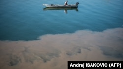 Bez kanalizacije je, prema podacima poslednjeg dostupnog godišnjeg izveštaja Agencije za zaštitu životne sredine, nešto više od trećine domaćinstava u Srbiji (na fotografiji iz oktobra 2019. otpadne vode u reci Savi u Beogradu)