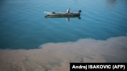 Egy horgász a Száván Belgrádban 2019. október 23-án egy szennyvízkibocsátó mellett. Szerbia, amely 2025-re tervezi az uniós csatlakozást, szennyvizének kevesebb mint tíz százalékát kezeli. Belgrád és Újvidék közvetlenül a Dunába és a Szávába bocsátja a szennyvizet.