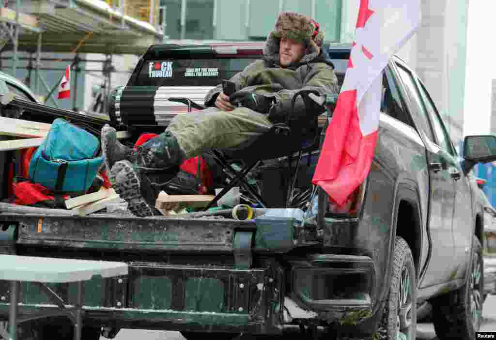 Čovjek se odmara u kamionetu dok kamiondžije i pristalice nastavljaju protestovati zbog mjera uvedenih zbog COVID-19 u Ottawi, Ontario, Kanada, 6. februar 2022.&nbsp;