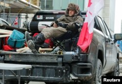 Jedan od demonstranata u protestima kamiondžija u Ottawi, 6. februar 2022.