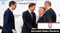 Eduard Heger (drugi s leva), premijer Slovačke, sa premijerima Poljske Moravjeckim (prvi s leva) i Mađarske Orbanom, te bivšim češkim premijeom Babišom (prvi s desna) u Budimpešti 23. novembra 2021. Od četiri države "Višegradske grupe" samo Slovačka nije priznala Kosovo. 