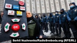 «За ТБ українською». Активісти вимагали під Кабміном виконання закону про мову – фоторепортаж