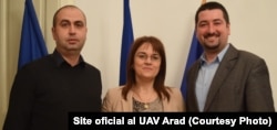 Ciprian Ion Preda (stânga) împreună cu Ramona Lile, rector al Universității „Aurel Vlaicu” Arad, unde este angajat pe o funcție administrativă