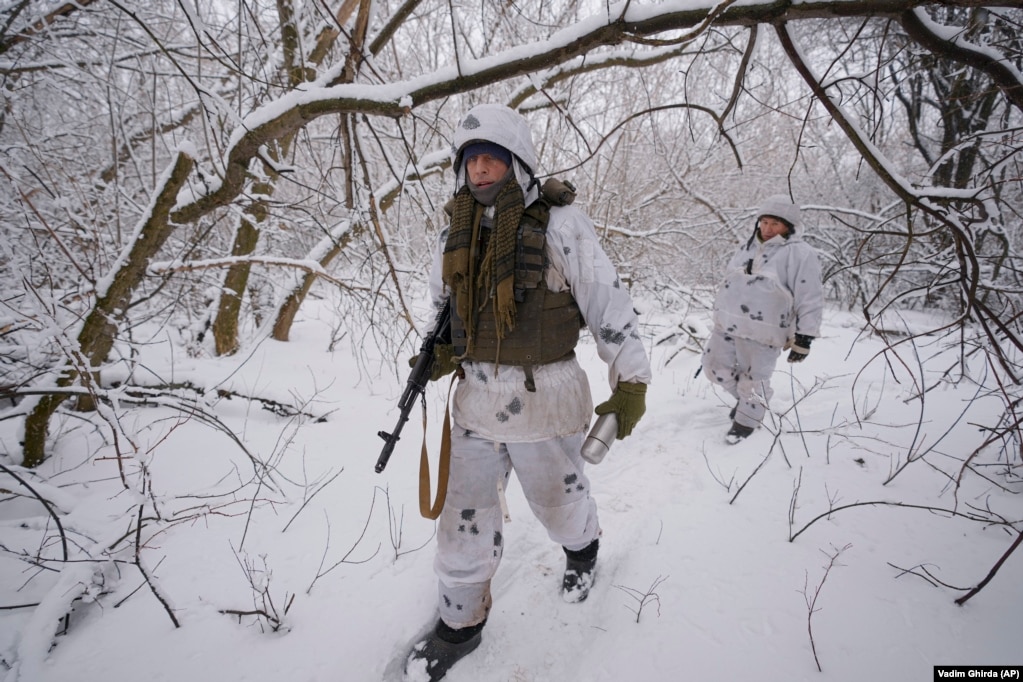 Ushtarët ukrainas me veshje kamuflazhi patrullojnë në rajonin e Luhanskut.