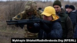 Одеські активісти тренувались поводитись зі зброєю та штурмувати будинки – їх кликали до тероборони (фоторепортаж)