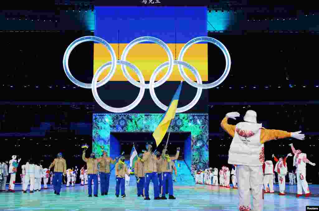 Українська олімпійська команда на церемонії відкриття зимових Олімпійських ігор-2022 у Пекіні, Китай, 4 лютого 2022 року