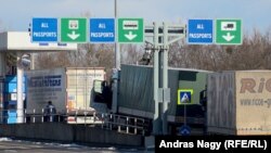Вантажівки на пункті пропуску угорсько-українського кордону «Чоп – Захонь», лютий 2022 року