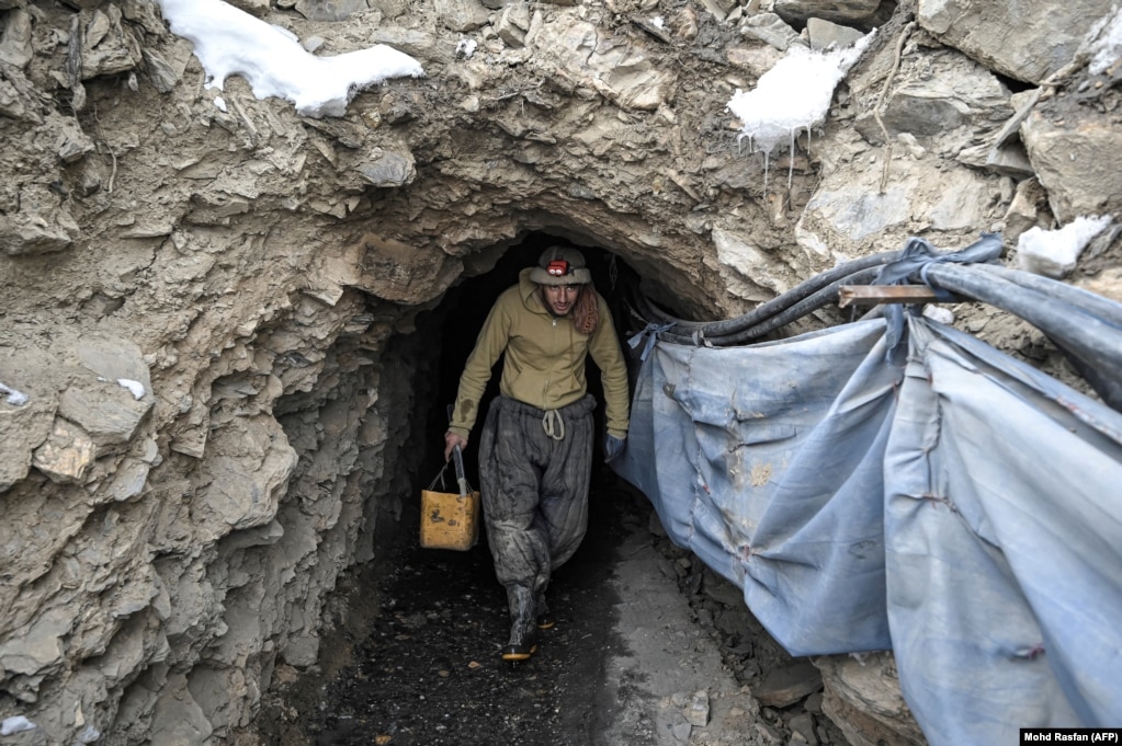 Një gërmues duke dalë nga një tunel, ku eksplozivët përdoren për të depërtuar nëpër shkëmbinjtë malorë, në kërkim të smeraldeve.