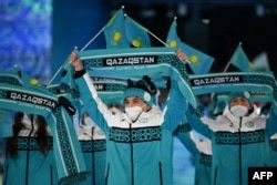 Делегация из Казахстана принимает участие в параде спортсменов во время церемонии открытия зимних Олимпийских игр 2022 года в Пекине, на Национальном стадионе, известном как «Птичье гнездо», в Пекине, 4 февраля 2022 года