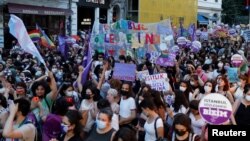 پس از خروج ترکیه از کنوانسیون حمایت از زنان در برابر خشونت، ده‌ها تظاهرات در این کشور برگزار شده که با حملات پلیس به معترضان روبه‌رو شد