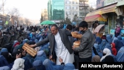 توزیع نان خشک رایگان در کابل - آرشیف