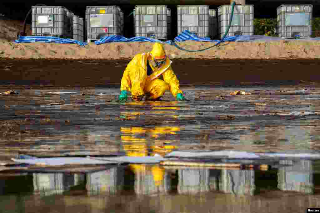 A thai hatóságok jelenleg azon dolgoznak, hogy megakadályozzák, hogy az olajfolt nagyja elérje&nbsp;az Ao Prao-öbölben fekvő népszerű üdülőhelyet, a Szamet-szigetet