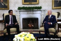 În chestiunea dependenței energetice, președintele SUA s-a întâlnit, luni, cu emirul statului Qatar (stânga). Casa Albă, 31 ianuarie, 2022