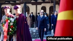  Президентът на РСМ Пендаровски сервира цветя на гроба на Гоце Делчев в Скопие. 