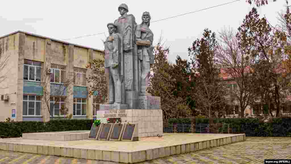 В сентябре 1972 году останки советских солдат, погибших при обороне Первомайского в ноябре 1941 года, были перезахоронены в центре поселка. На братской могиле соорудили памятник в виде трехфигурной скульптурной композиции, изображающей матроса, солдата и летчика