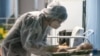Медицинские работники в красной зоне Феодосийского медицинского центра, где лечат больных COVID-19, 4 февраля 2022 года. Иллюстрационное фото