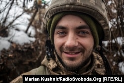 «Війна – це пекло», – каже Ростислав, 29-річний рядовий із міста Запоріжжя. Він – один із тих, хто найдовше служить у цій роті. «Важко передбачити, що буде» з росіянами, міркує він про можливе вторгнення.