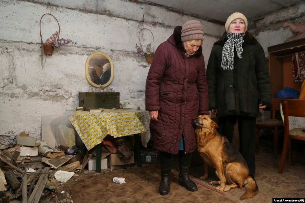 Lilia (majtas) dhe Tetyana, që të dyja banore të një fshati në periferi të Donetskut, flasin me një gazetar teksa qëndrojnë në një bodrum që përdoret për t’u strehuar gjatë bombardimeve. Ato jetojnë në një zonë të kontrolluar nga separatistët që gjendet jo larg vijës së frontit të forcave qeveritare. Lilia dhe pesë persona të tjerë jetojnë në një banesë pesëkatëshe që nuk ka as ngrohje dhe as ujë. Shumë shtëpi në këtë rajon janë të braktisura, pasi u dëmtuan gjatë konfliktit më 2014-2015.  