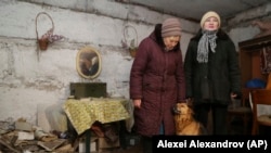 Két nő Szevernye faluból Donyeck külvárosában egy pincében, amelyet menhelyként használnak az oroszbarát fegyveresek által ellenőrzött területen, nem messze a frontvonaltól