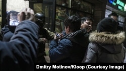 Арестованный Темиров после обыска в редакции. Фото: Дмитрий Мотинов / «Клооп»