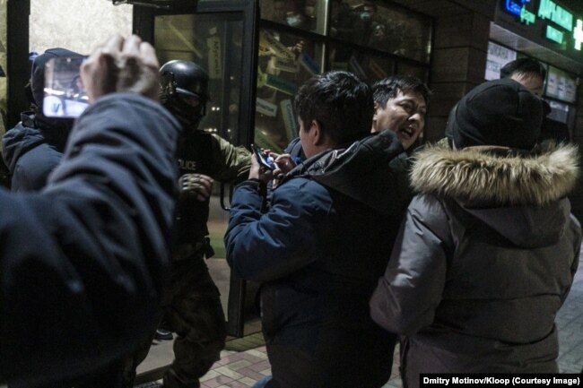 Hapšenje Temirova nakon racije u njegovoj kancelariji.