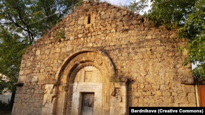 Një fotografi e vitit 2018 e Kishës së Nënës së Shenjtë të Zotit në rajonin Hadrutit. Shkrimi armen është i dukshëm sipër hyrjes.