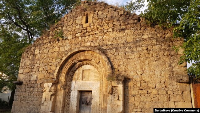 Një fotografi e vitit 2018 e Kishës së Nënës së Shenjtë të Zotit në rajonin Hadrutit. Shkrimi armen është i dukshëm sipër hyrjes.