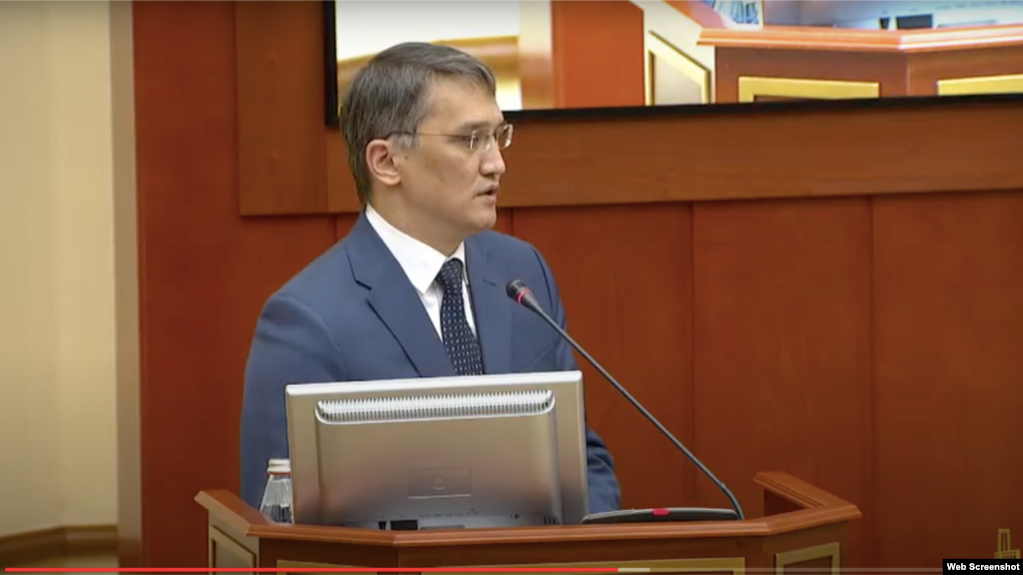 Заместитель генерального прокурора Казахстана Асет Шындалиев отвечает на вопросы депутатов на заседании. Нур-Султан, 9 февраля 2022 года