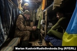 Бункери для сну, приготування їжі, вкопування їжі на метри вглиб цупкого глиняного ґрунту, що накривають колодами та імпровізованими пластиковими та термобудівельними матеріалами, щоб ізолювати. Всі дахи протікають, крапає холодна вода на одяг, рюкзаки, спальні піддони та інше.