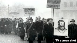 Митинг в София от края на 1944 г. Участниците настояват за "Народен съд за убийците".