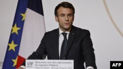 Emmanuel Macron francia elnök a párizsi Élysée-palotában 2022. január 26-án