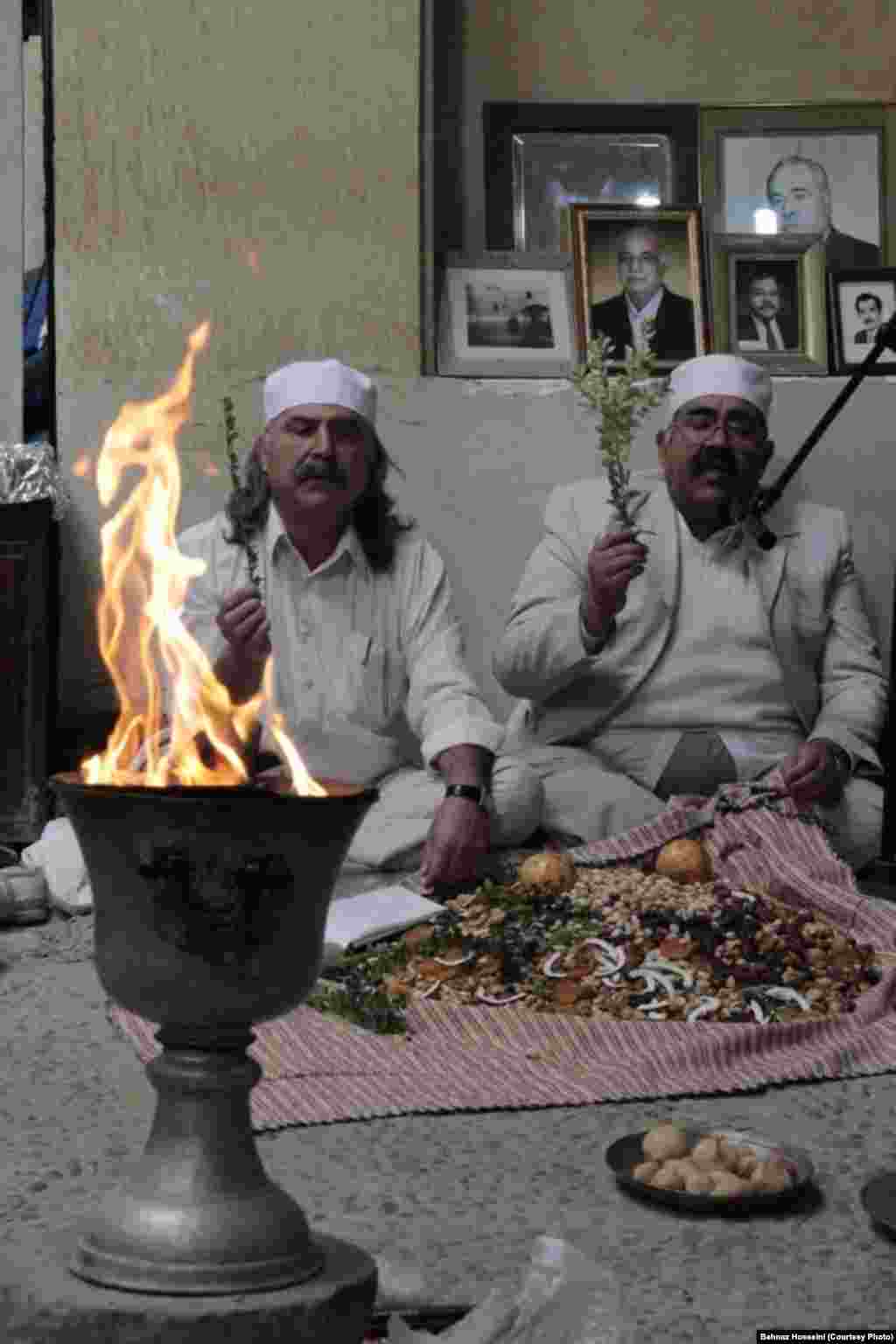 در آیین زرتشتی ایزدی به نام &laquo;آذر&raquo; (= آتش) نامیده شده و روز نهم هر ماه، و ماه نهم سال را به این نام می&zwnj;خواندند و جشن آذرگان در روز آذر از ماه آذر، و در زمره جشن&zwnj;های همنام شدن روز و ماه برگزار می&zwnj;شد.