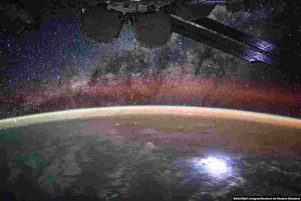 Egy villámcsapás a Földön megvilágítja a Nemzetközi Űrállomás napelemeit ezen a 2015. szeptember 2-án közzétett NASA-fényképen, amelyet Kjell Lindgren űrhajós készített