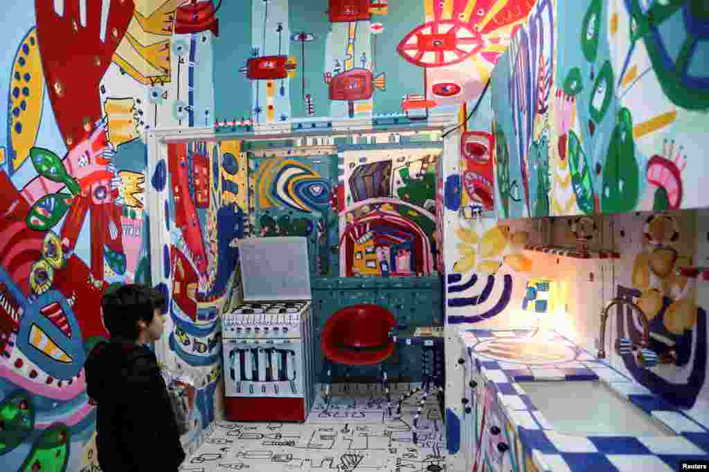 Az egykori konyhában a tűzhely és a mosogató vízcsapja is művészeti alkotások részévé vált