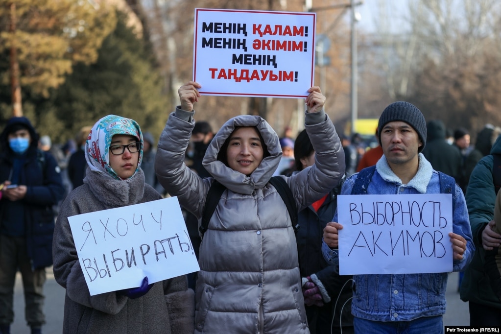 Участницы митинга против назначения акимом Алматы Ерболата Досаева. 5 февраля 2022 года