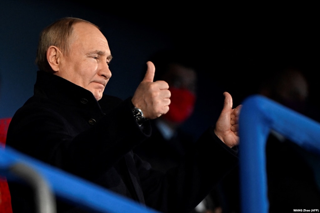 Российский президент Владимир Путин на церемонии открытия зимней Олимпиады в Пекине 4 февраля 2022 года. Уже тогда, как считаются, он принял решение о вторжении в Украину, но неизвестно, сообщил ли он об этом китайскому лидеру Си Цзиньпину.