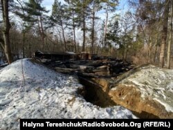 Спалені рештки гуцульської ґражди, де поруч копали місце під криївку