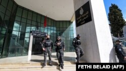 نیروهای امنیتی تونس در برابر ورودی مسدود شده ساختمان اصلی شورای عالی قضایی در روز یکشنبه ۶ فوریه